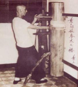 Yip Man an Holzpuppe des Wing Chun Kung Fu. Wing Chun kann man auch in Saarbrücken lernen.